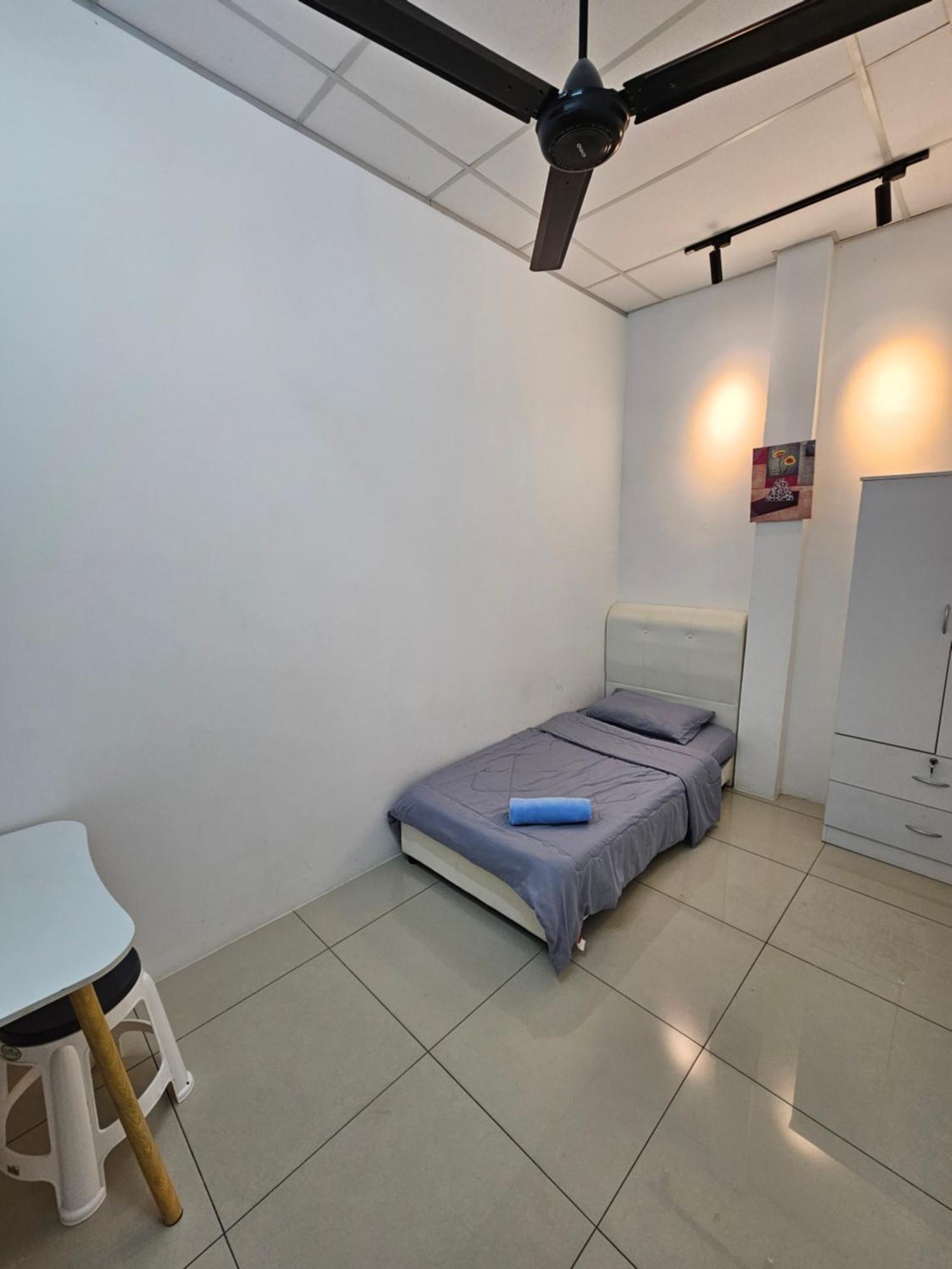Color Mixed Home Hostel George Town Esterno foto