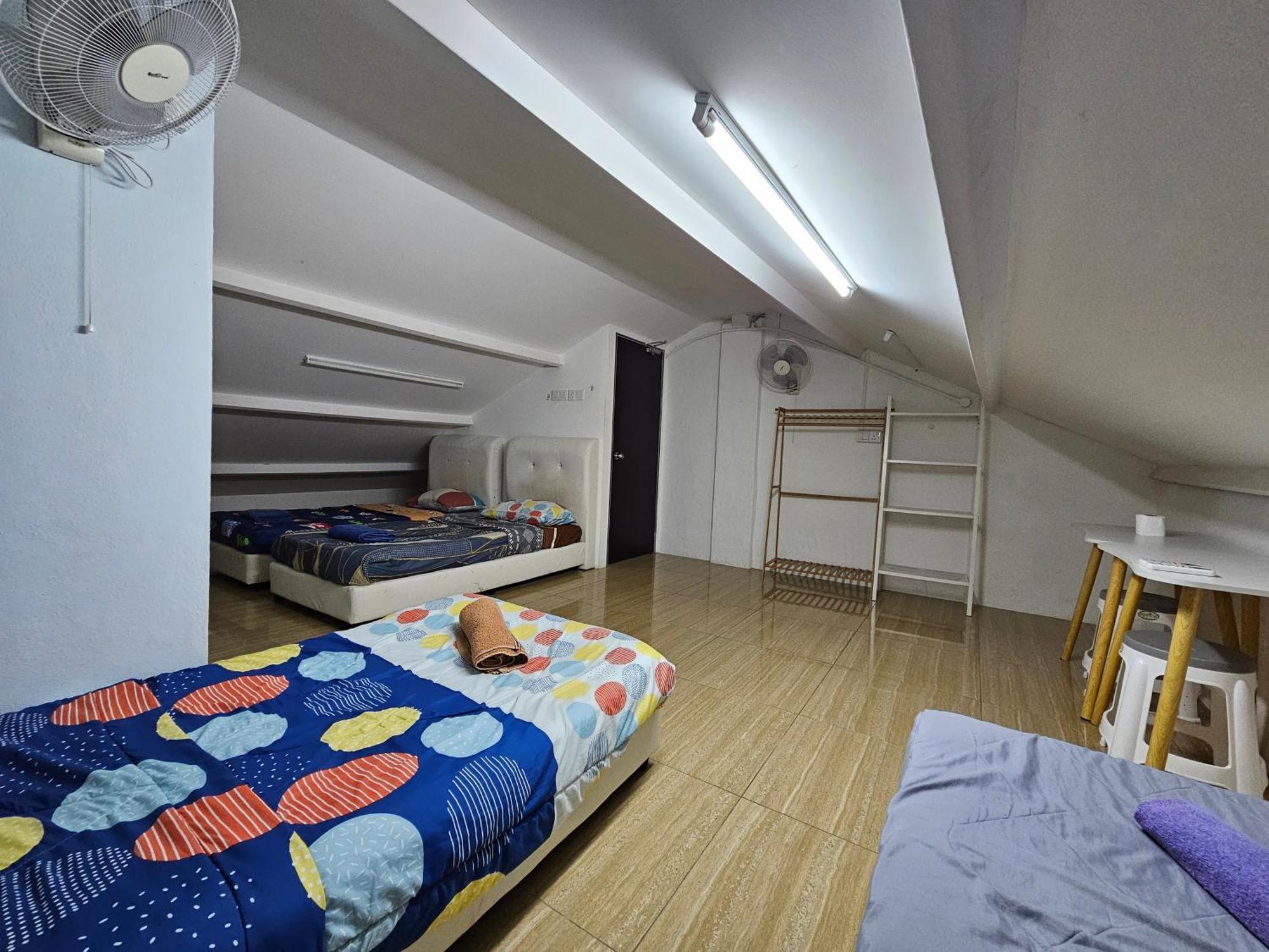 Color Mixed Home Hostel George Town Esterno foto